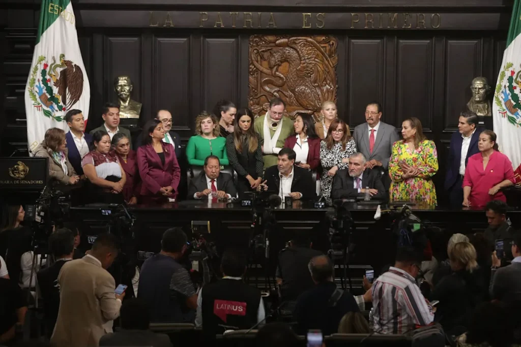 Momento del cruce de palabras y golpes entre senadores mexicanos durante la sesión legislativa en el Congreso.