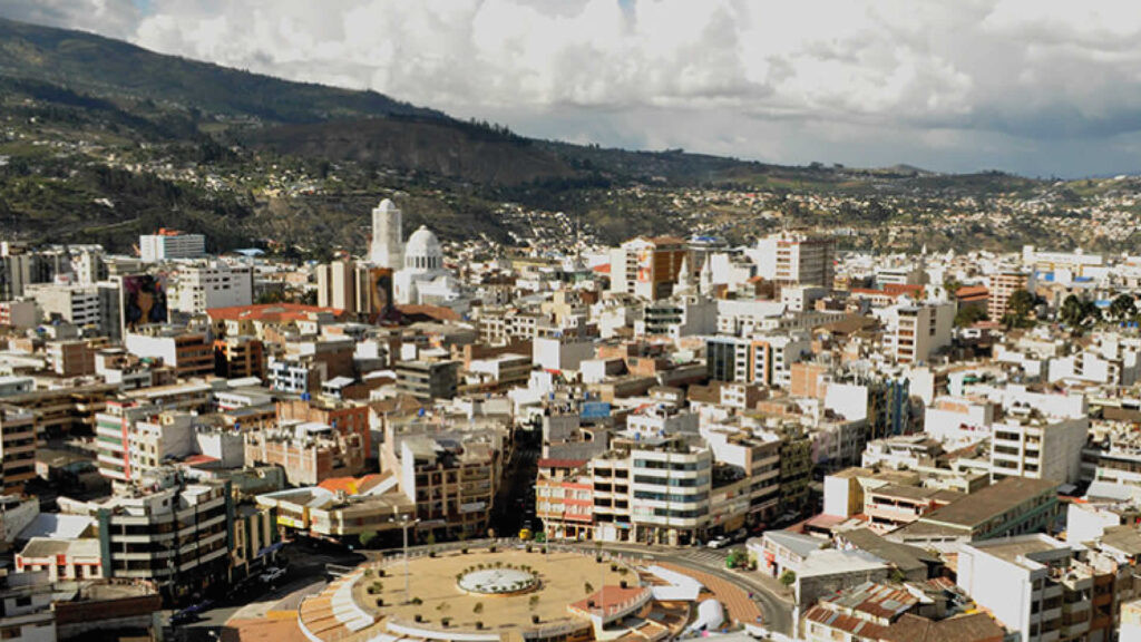 Vista panorámica de Ambato, la ciudad con la menor tasa de desempleo del Ecuador en 2025.