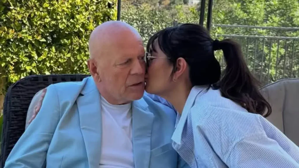 Bruce Willis con su familia antes del diagnóstico de demencia frontotemporal y posterior internamiento en residencia especializada