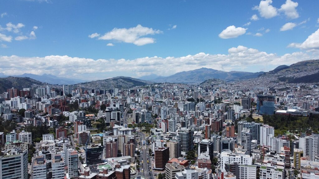 Comparativa de precios entre departamentos nuevos y usados en Quito 2025
