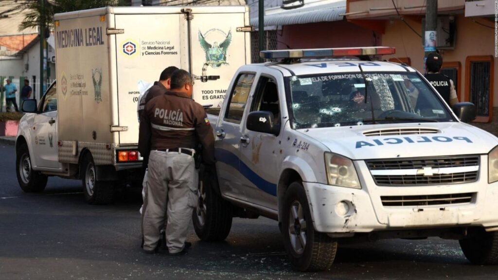 Escena del crimen donde ocurrió la masacre en Santa Lucía con presencia policial investigando