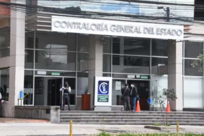 Funcionarios públicos revisando declaraciones patrimoniales personas expuestas políticamente en oficina gubernamental