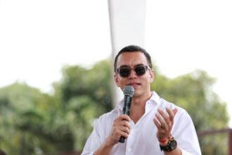 Presidente Daniel Noboa frente a la Corte Constitucional en Quito, en medio de demandas por la tasa minera y otras medidas.