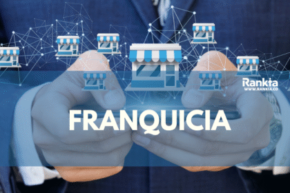 Empresario ecuatoriano revisando contrato de franquicia para evitar estafas de franquicias en Ecuador