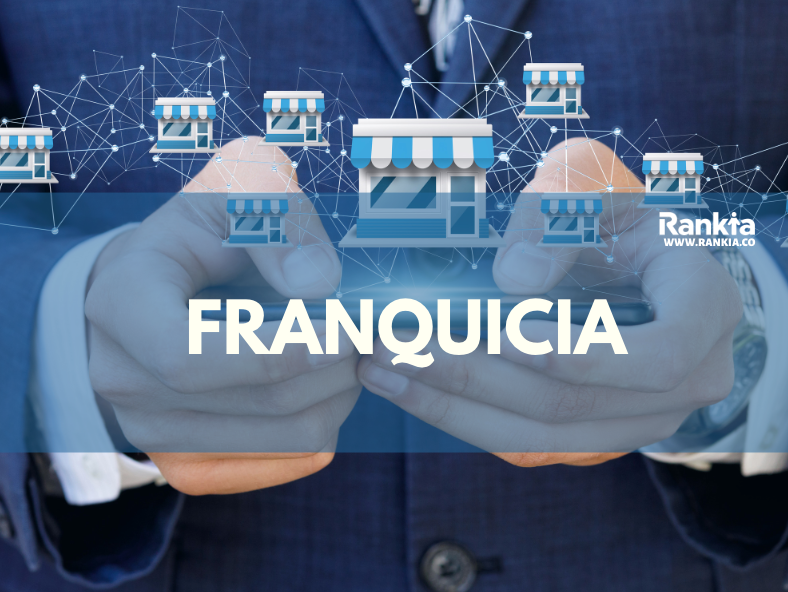 Empresario ecuatoriano revisando contrato de franquicia para evitar estafas de franquicias en Ecuador