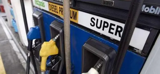 Presidente Daniel Noboa firmando decreto sobre nueva fórmula para fijar precios de gasolina en Ecuador en oficina presidencial