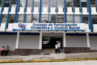 Comisionados denuncian retrasos en la renovación del CNE por parte del CPCCS.