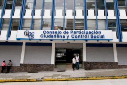 Comisionados denuncian retrasos en la renovación del CNE por parte del CPCCS.