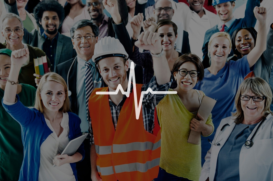 Trabajadores en oficina realizando pausas activas para prevenir accidentes laborales y promover seguridad ocupacional