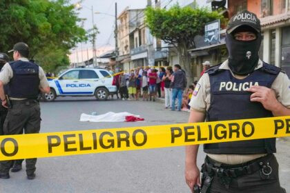 Procedimiento de Medicina Legal en Guayaquil en agosto de 2025 durante el aumento de asesinatos en Ecuador