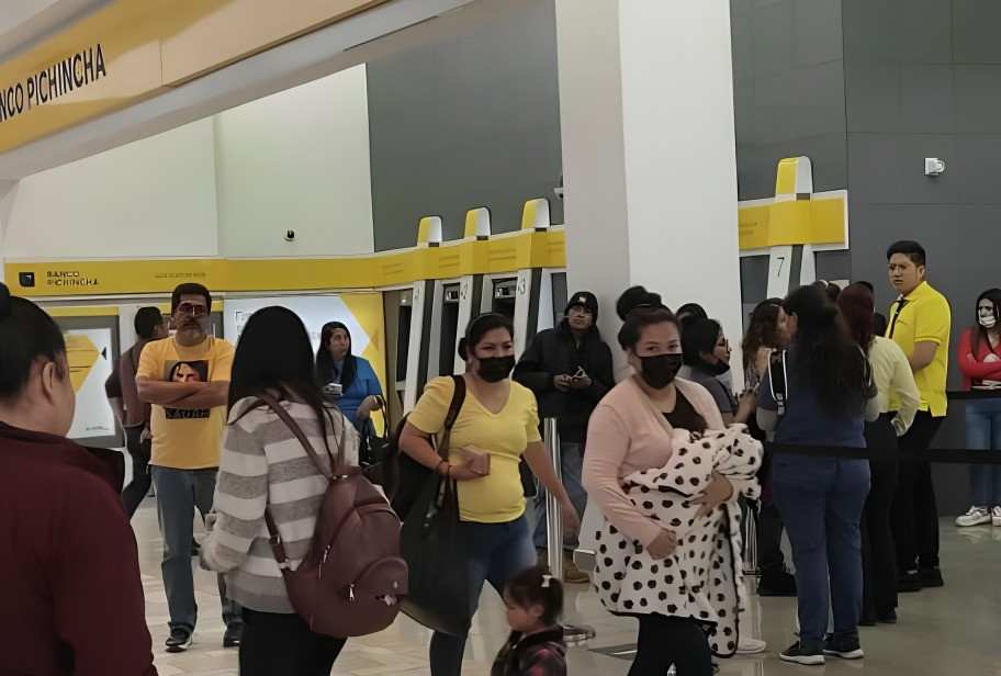 Clientes del Banco Pichincha realizando retiros masivos