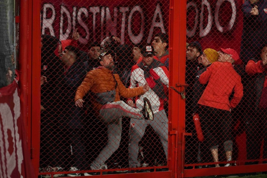 graves incidentes en el partido entre Independiente y U de Chile