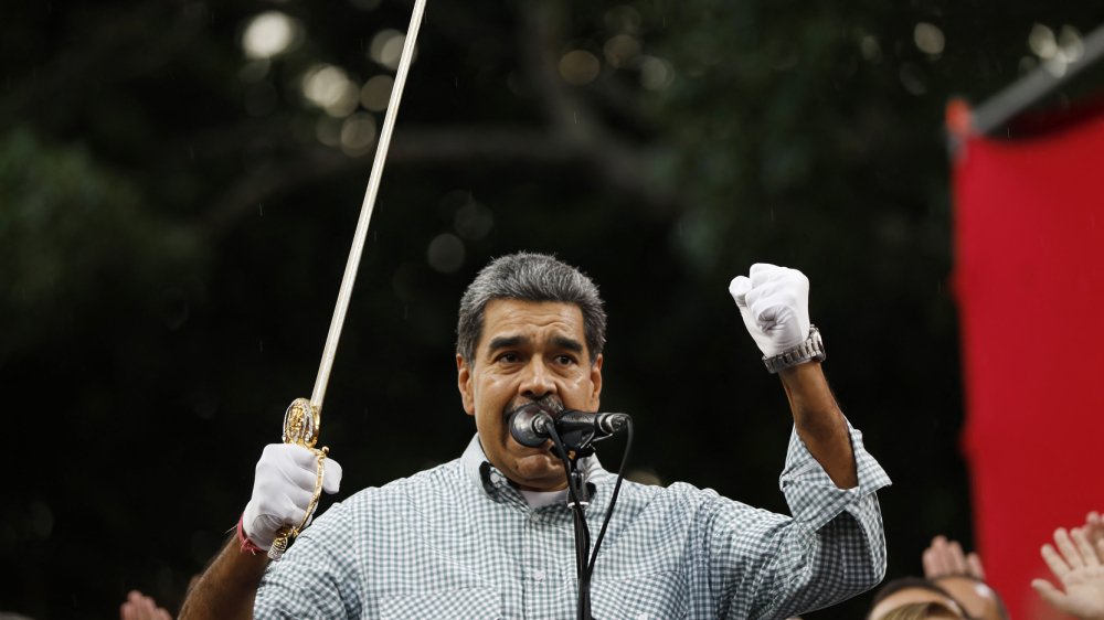 Nicolás Maduro sosteniendo réplica espada Simón Bolívar durante anuncio militar en Venezuela agosto 2024