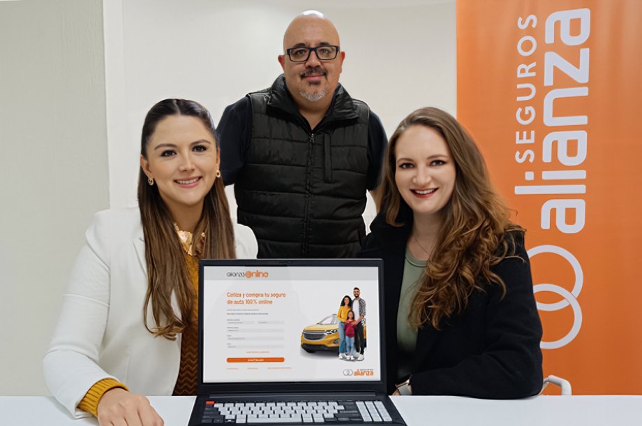 Ejecutivos de Seguros Alianza presentando cotizador en línea para seguros vehiculares en evento de lanzamiento digital