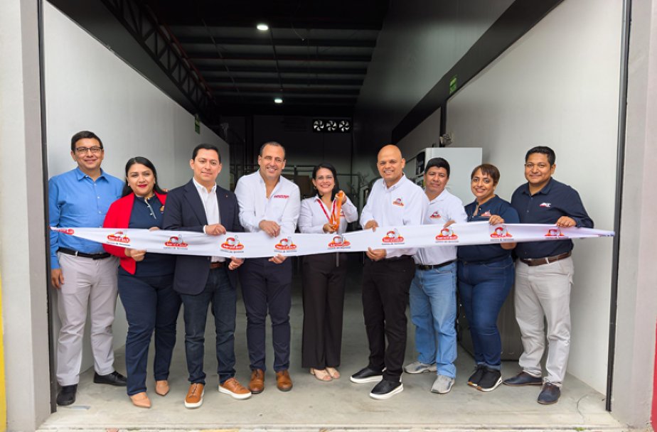 Equipo directivo de Artefacta en inauguración del primer centro técnico propio en Ecuador