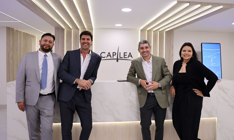 Especialistas de Capilea en inauguración de nueva clínica capilar en Ecuador