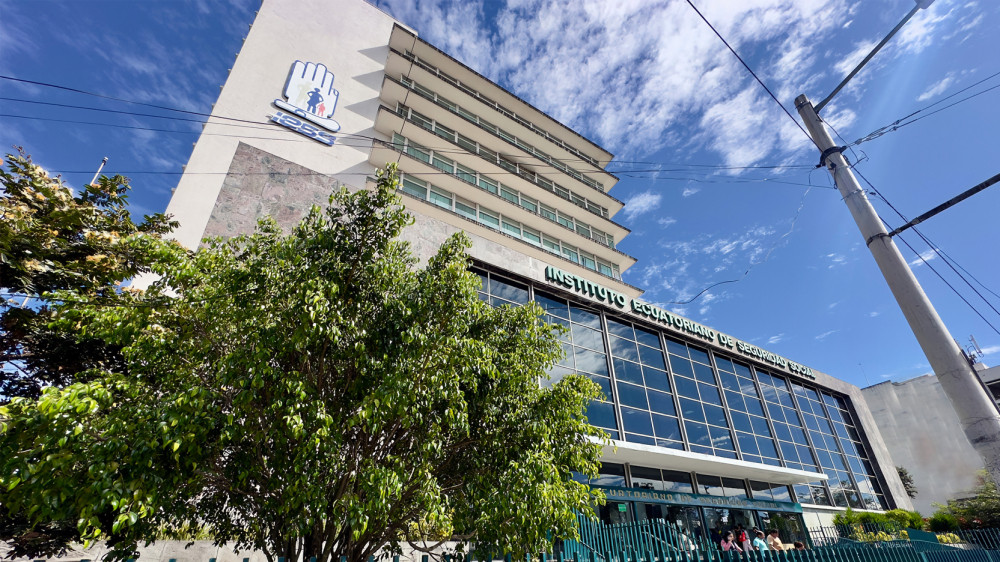 Fachada Instituto Ecuatoriano Seguridad Social IESS Quito condonación multas deudas instituciones públicas