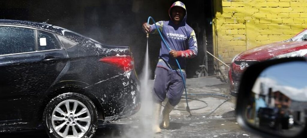 Bastan mangueras o pequeñas hidrolavadoras instaladas en las veredas para ofrecer lavado de vehículos