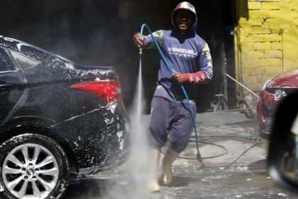 Bastan mangueras o pequeñas hidrolavadoras instaladas en las veredas para ofrecer lavado de vehículos