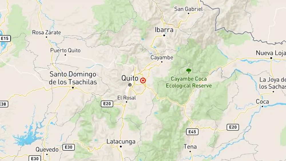 Personas evacuando oficinas tras fuerte temblor en Quito