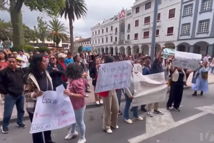 Ciudadanos protestan por falta de agua potable en Loja con carteles y pancartas