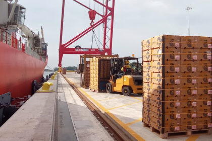 Carga de banano ecuatoriano en Puerto Bolívar para exportación a Estados Unidos