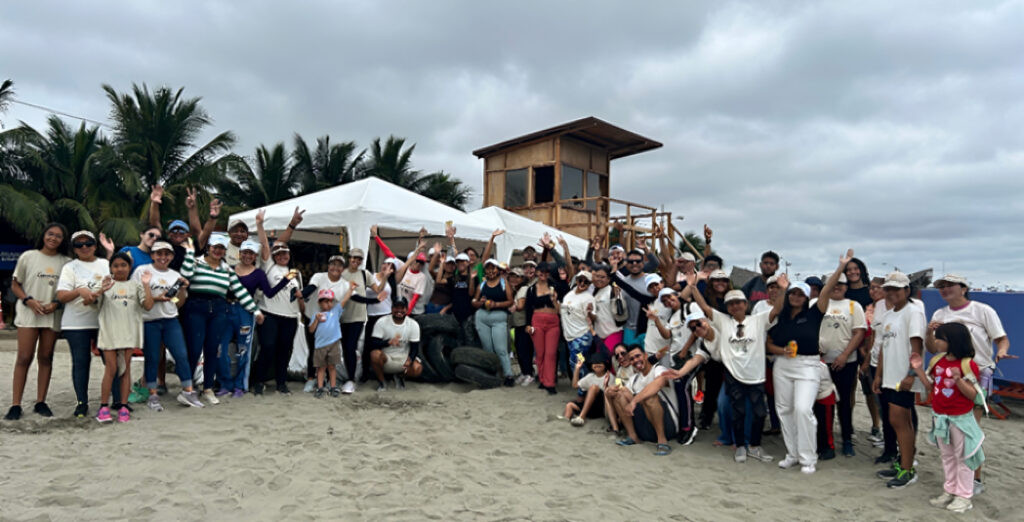 Voluntarios de Girasoli recogen residuos plásticos en Playa Tarqui durante EcoFest X los Océanos