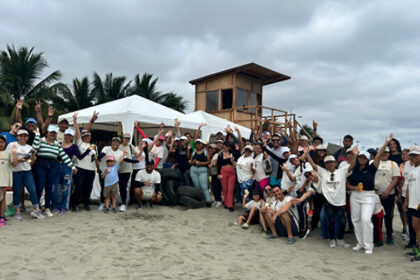 Voluntarios de Girasoli recogen residuos plásticos en Playa Tarqui durante EcoFest X los Océanos