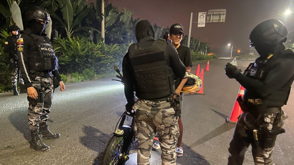 Policías ecuatorianos realizan operativo en espacio público con uniforme reglamentario