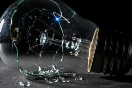 Técnicos de CNEL revisan redes eléctricas tras apagón en Guayaquil
