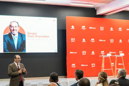 Directivo de Cervecería Nacional y CAF en firma de acuerdo de inclusión financiera y digitalización