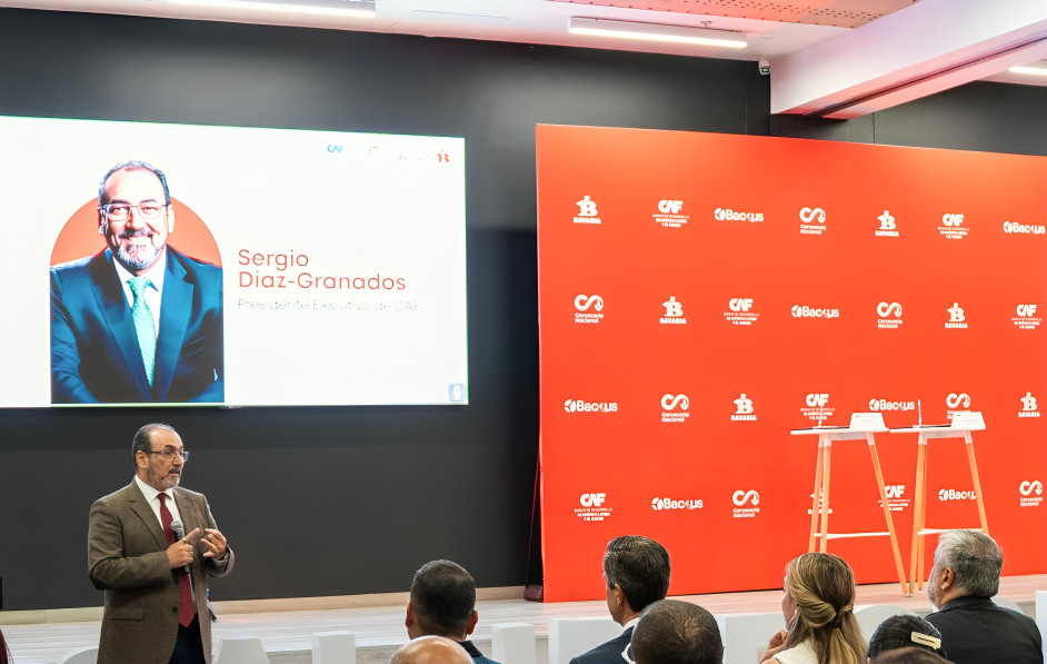 Directivo de Cervecería Nacional y CAF en firma de acuerdo de inclusión financiera y digitalización