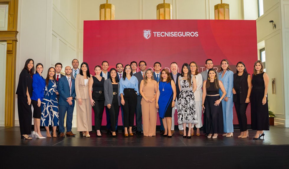 Colaboradores de Tecniseguros celebrando 52 años de liderazgo y compromiso con la innovación en Ecuador