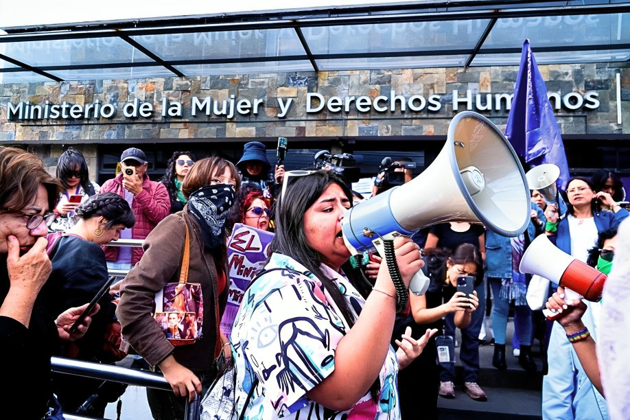 extinción del Ministerio de la Mujer en Ecuador