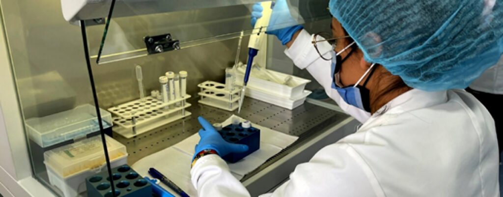Laboratorio de diagnóstico cromosómico y genético preimplantacional con embriones analizados bajo microscopio avanzado