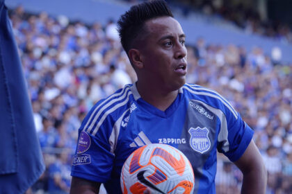 Christian Cueva de Emelec controla el balón durante un partido de LigaPro en Guayaquil