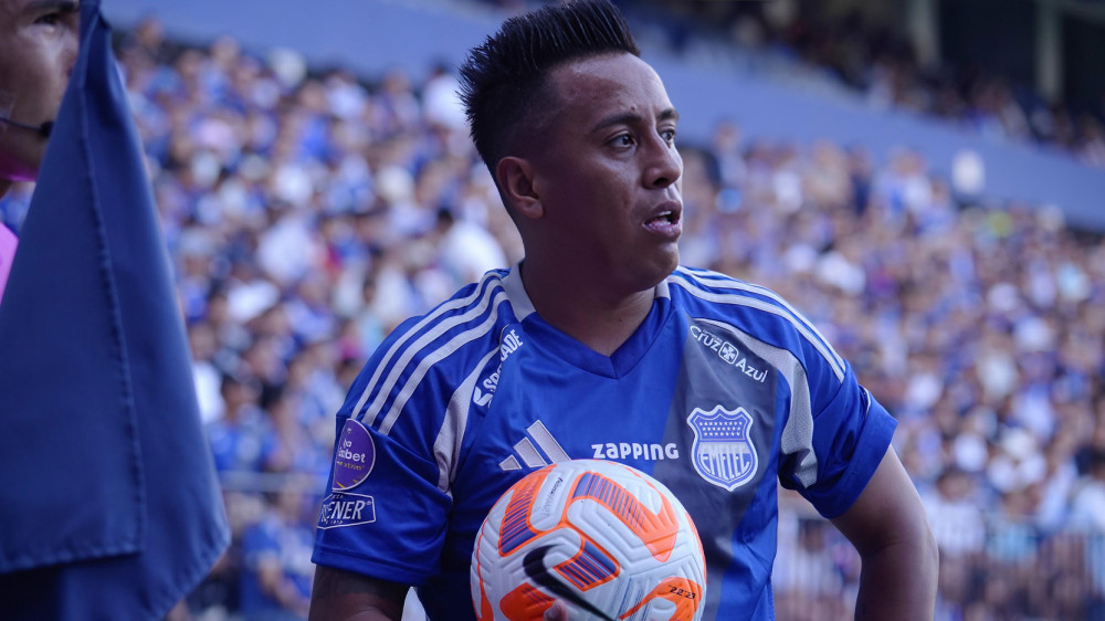 Christian Cueva de Emelec controla el balón durante un partido de LigaPro en Guayaquil