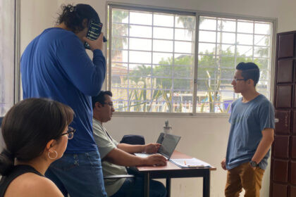 Joven se inscribe en el programa Jóvenes en Acción Ecuador desempleo en punto del MIES Guayaquil