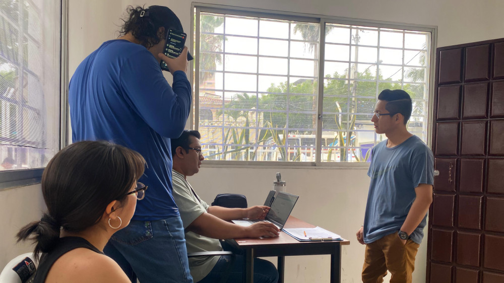 Joven se inscribe en el programa Jóvenes en Acción Ecuador desempleo en punto del MIES Guayaquil