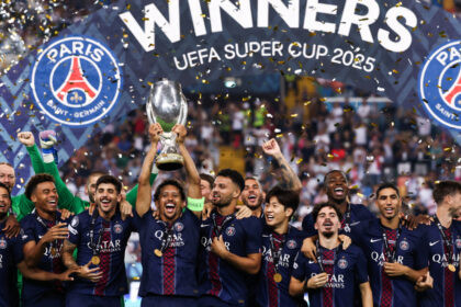 Willian Pacho levanta la Supercopa de la UEFA con el PSG tras vencer al Tottenham