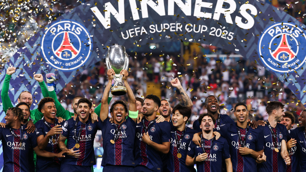 Willian Pacho levanta la Supercopa de la UEFA con el PSG tras vencer al Tottenham