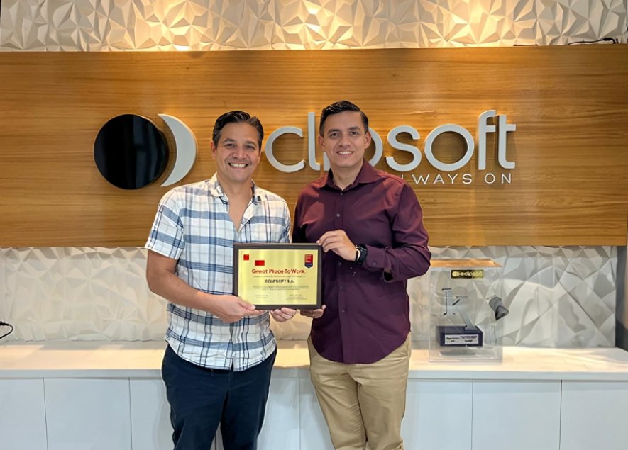 José Caballero y Byron Añazco durante entrega de certificación de gran lugar para trabajar