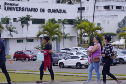 Mujeres caminan frente al Hospital Universitario de Guayaquil en 2025