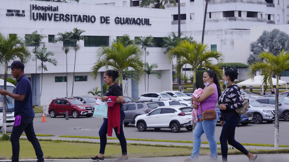Mujeres caminan frente al Hospital Universitario de Guayaquil en 2025