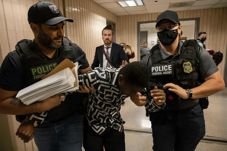 Agentes federales realizando operativo migratorio en Chicago durante operativos migratorios a gran escala