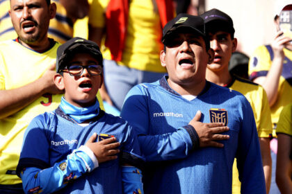 Sebastián Beccacece dirigiendo a la Selección de Ecuador en el estadio Rodrigo Paz Delgado de Quito durante eliminatorias mundialistas