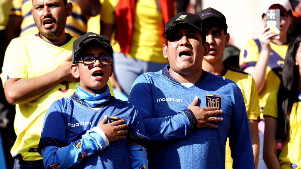 Sebastián Beccacece dirigiendo a la Selección de Ecuador en el estadio Rodrigo Paz Delgado de Quito durante eliminatorias mundialistas