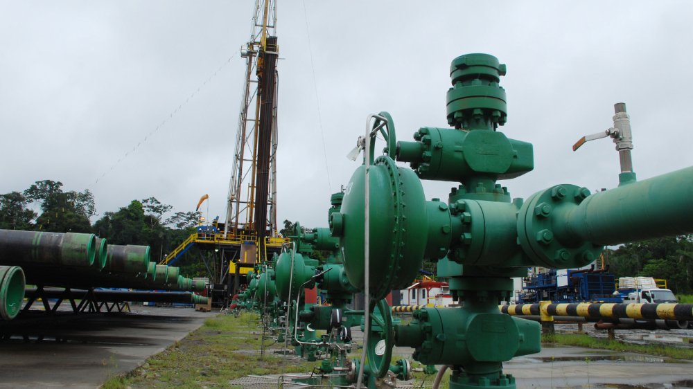 Instalaciones petroleras de Petroecuador mostrando infraestructura para concesión de bloques petroleros en Ecuador