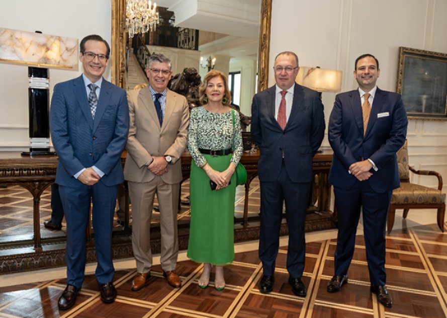 Francisco Varas, Pablo Peralta, Isabel Noboa, Francisco Naranjo y Juan Pablo Peña en desayuno-conferencia Banco Internacional Ecuador