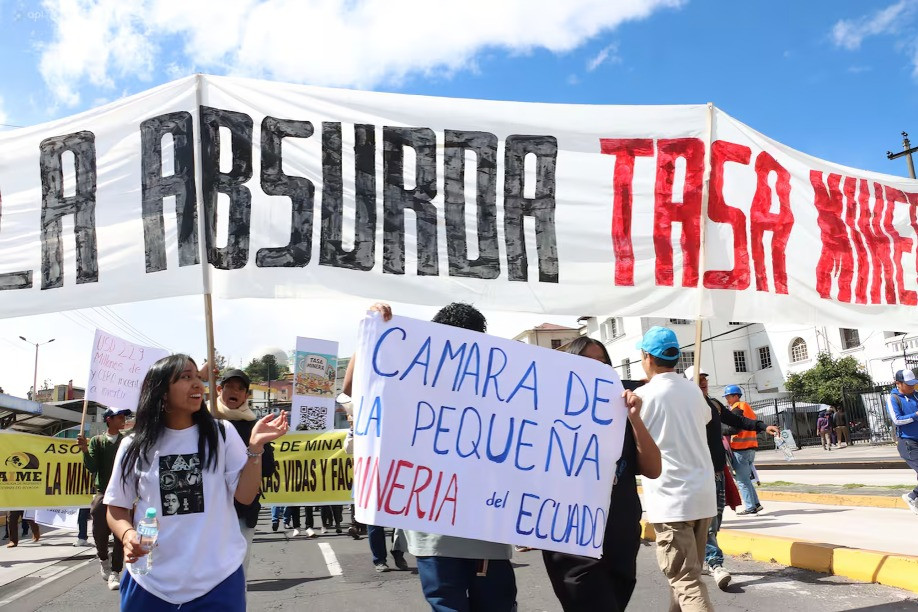 Manifestación contra la tasa minera en Quito, trabajadores y empresarios protestan por sus efectos negativos.